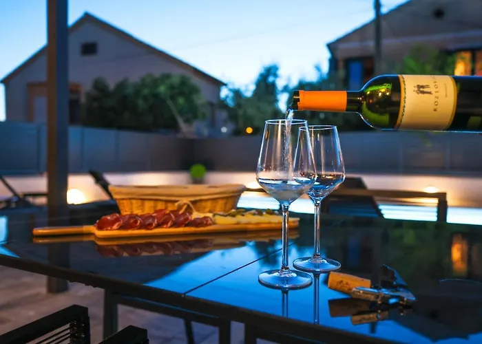 Willa Todi With Private Heated Pool & Wellness *